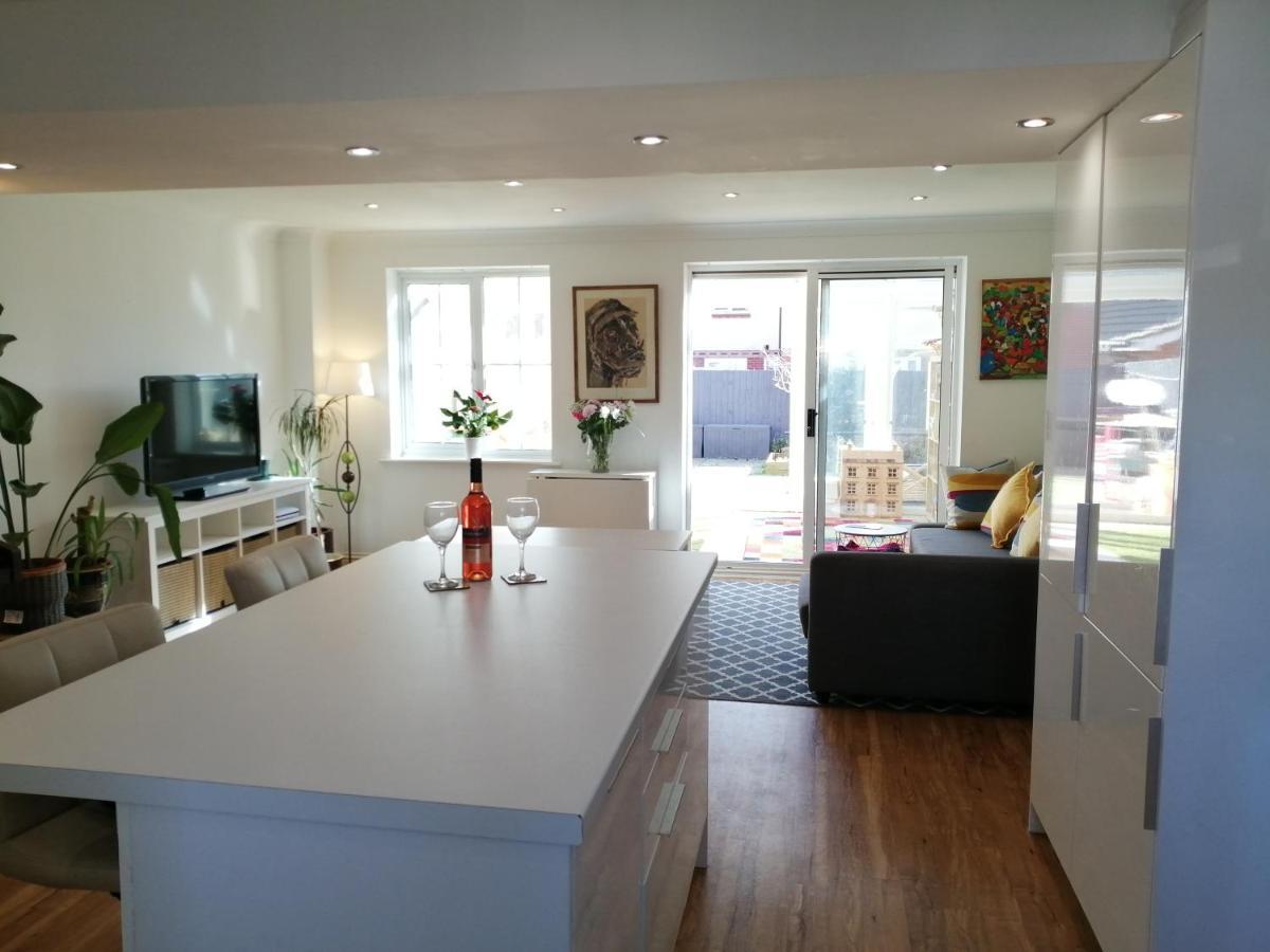 Spacious Townhouse With Sea Views Near Cardiff Barry Bagian luar foto